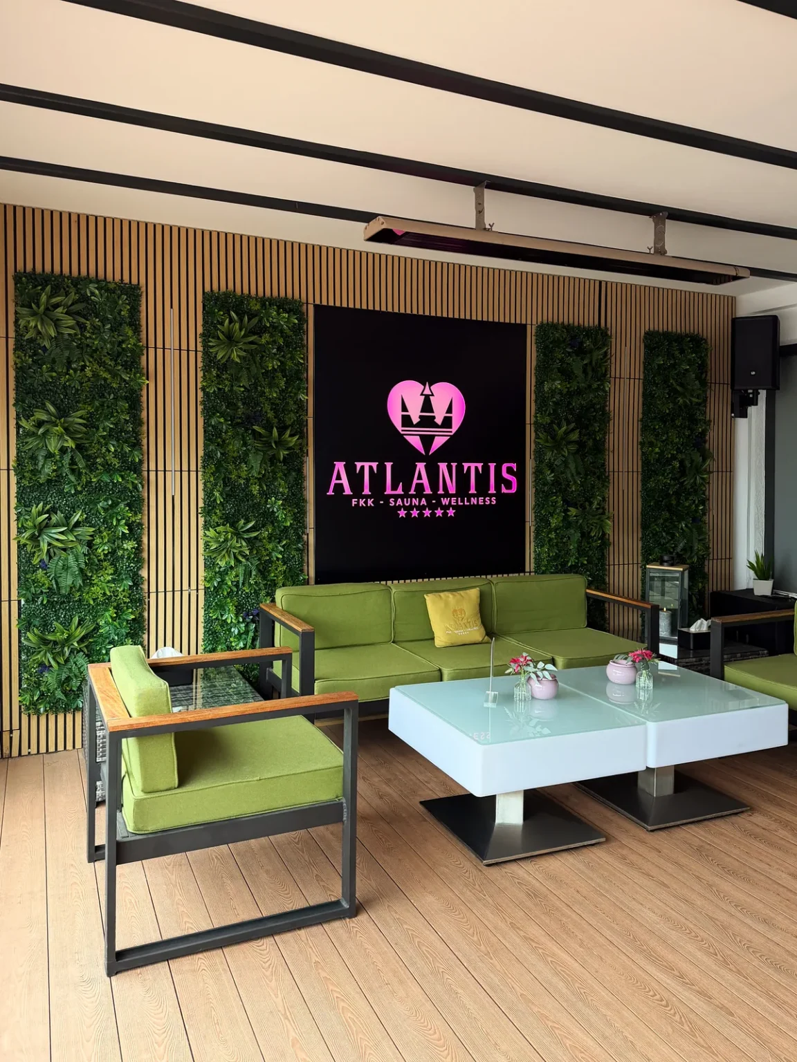 Sitzecke auf der Dachterrasse, FKK Sauna Club Atlantis München