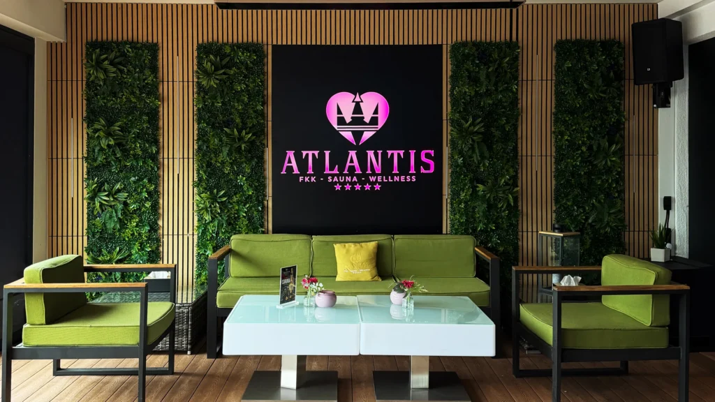 Lounge auf der beheizten Dachterrasse, FKK Sauna Club Atlantis München