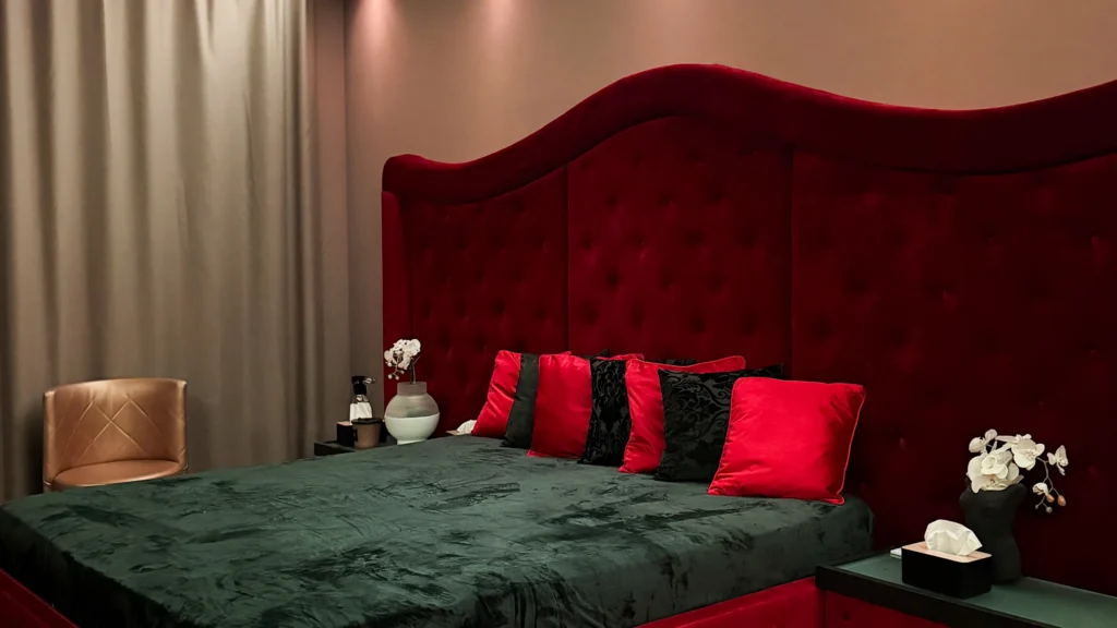 Zimmer mit rotem Samtbett und grüner Decke, FKK Sauna Club Atlantis München