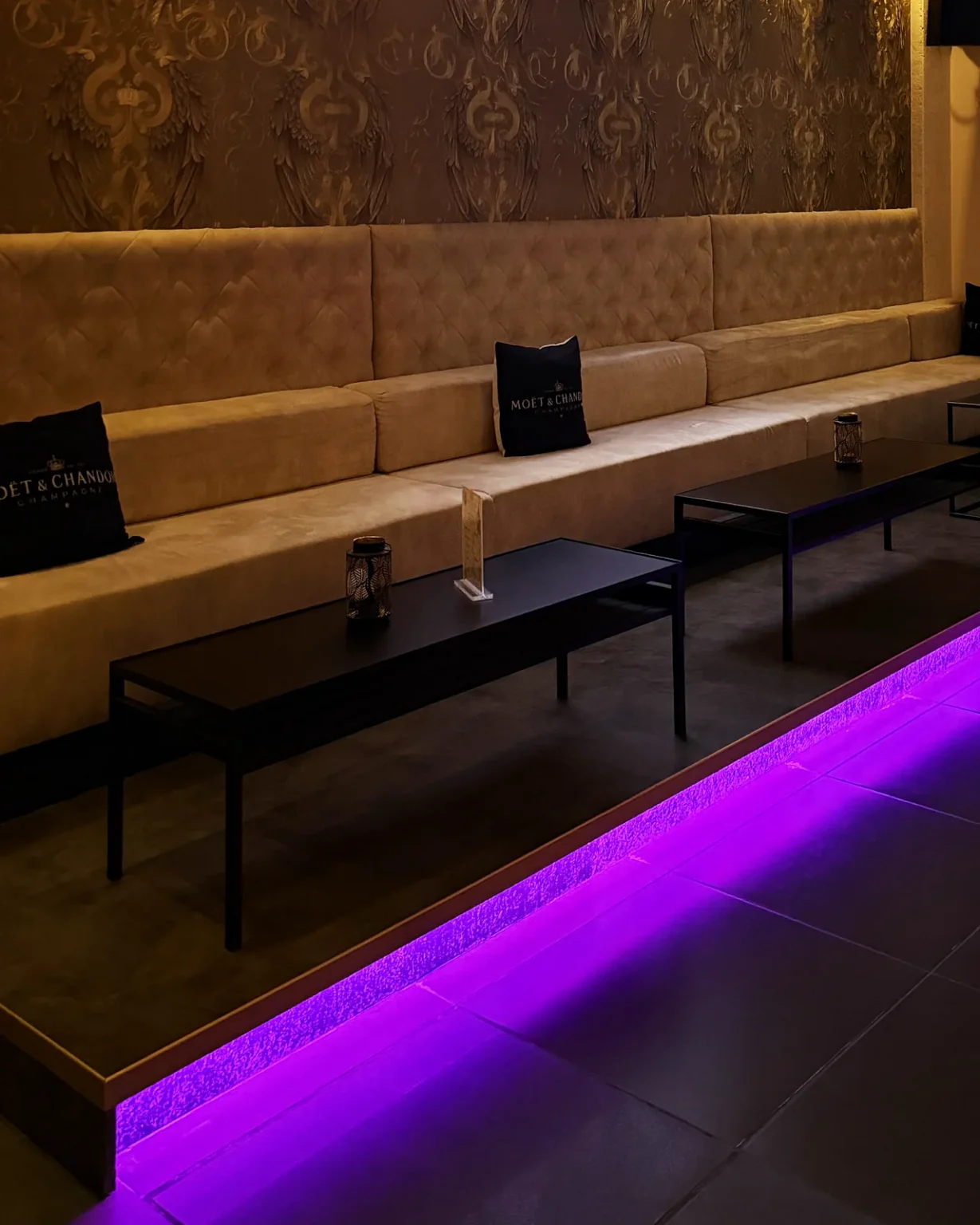 Sofa in der Lounge im ersten Stock, FKK Sauna Club Atlantis München