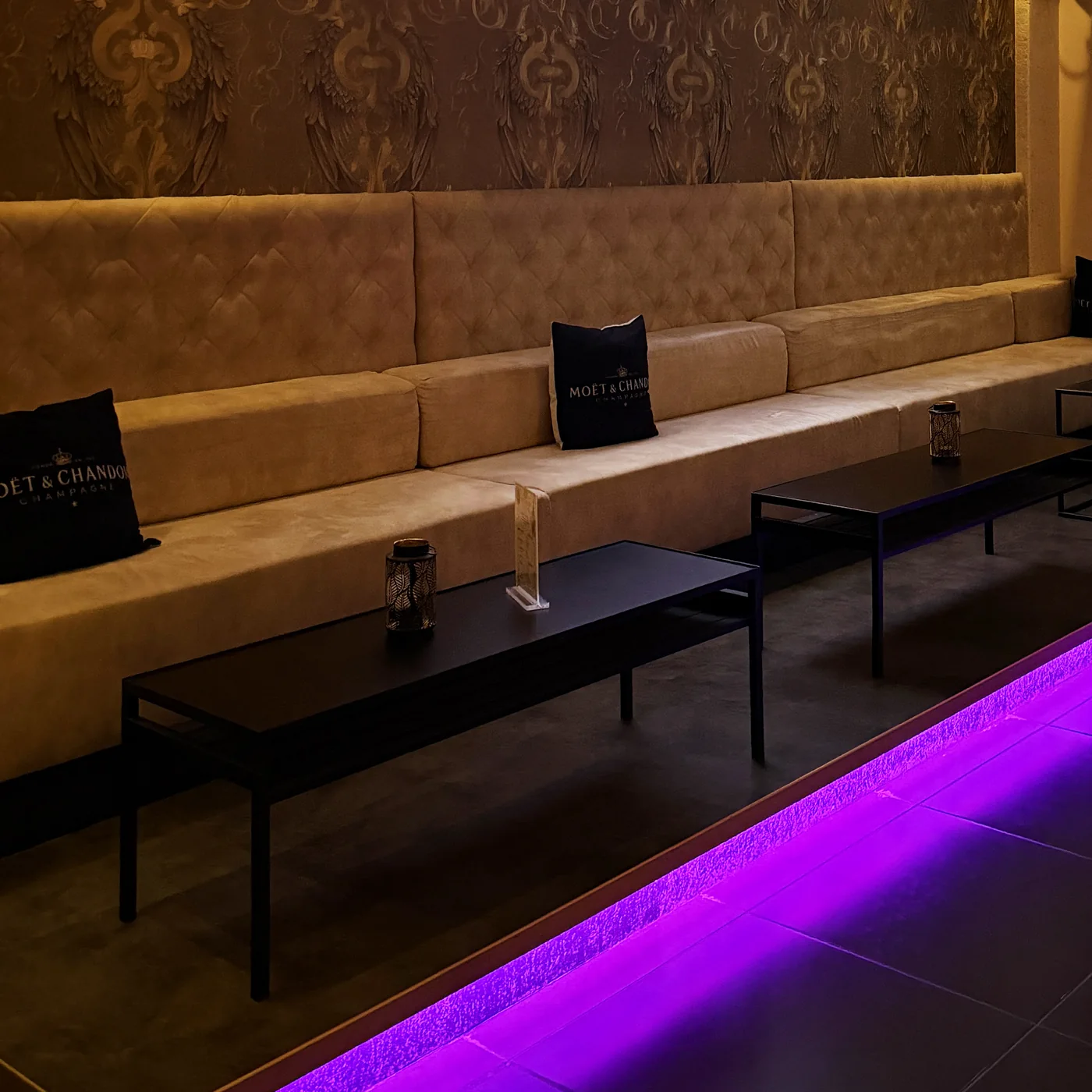 Lounge mit Tischen und beleuchtetem Boden, FKK Sauna Club Atlantis München