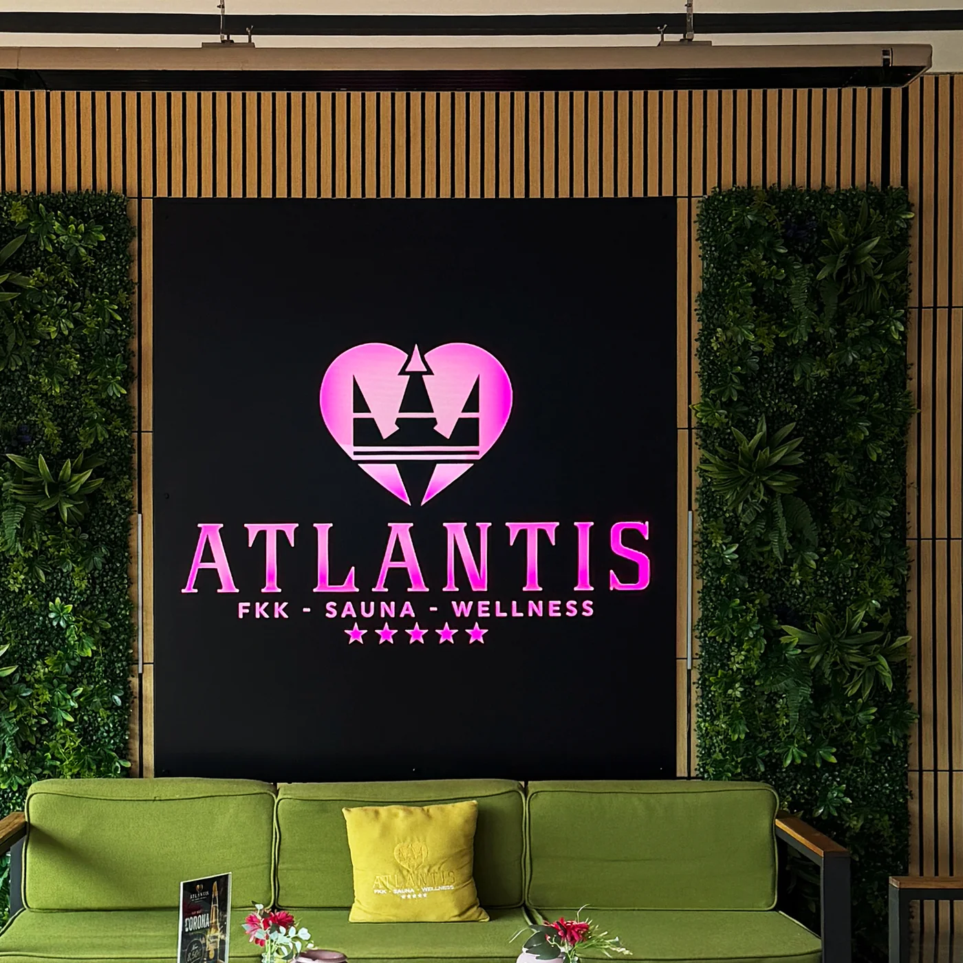Lounge unter dem Atlantis-Logo auf der Dachterrasse, FKK Sauna Club Atlantis München