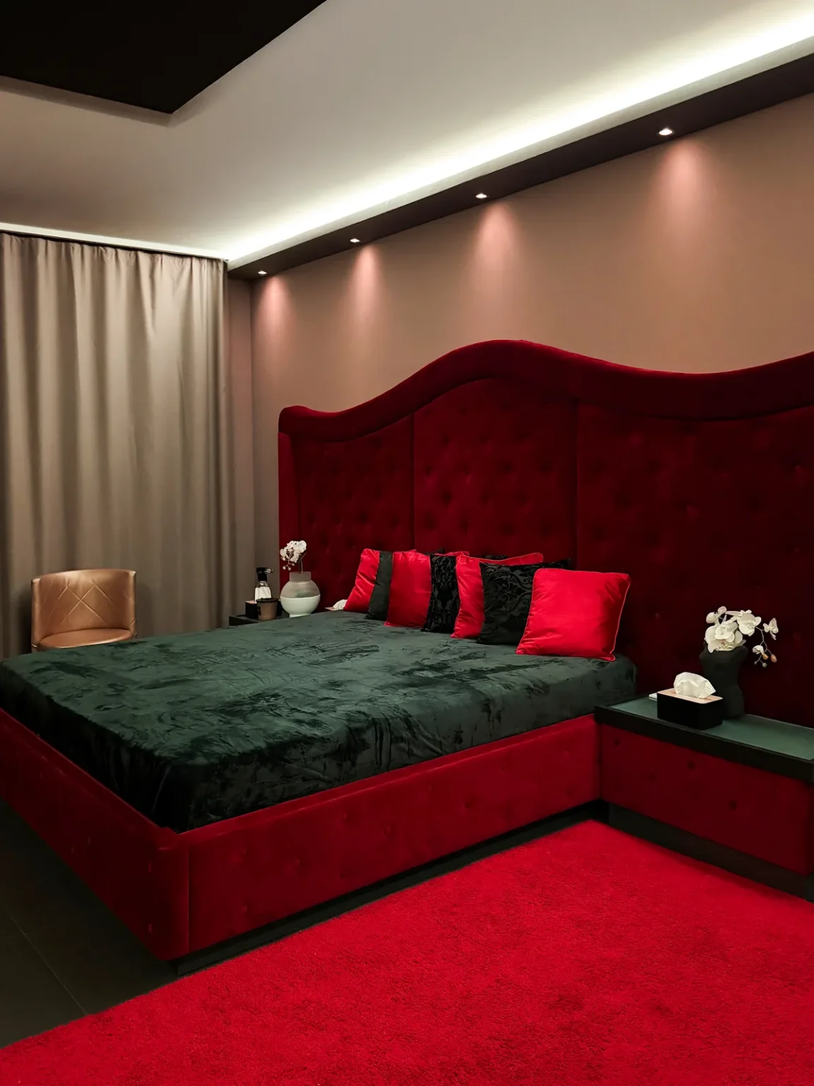 Zimmer mit rotem Samtbett, FKK Sauna Club Atlantis München