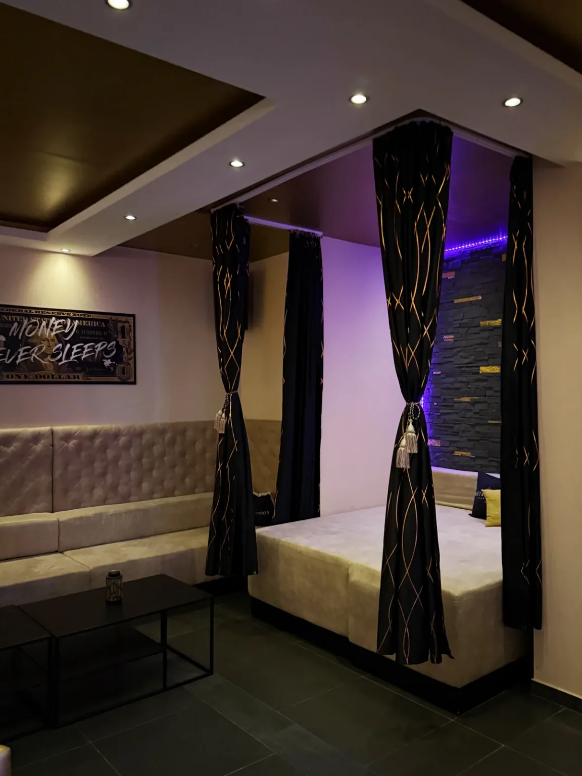 Zimmer mit Vorhängen und Sitzbank, FKK Sauna Club Atlantis München